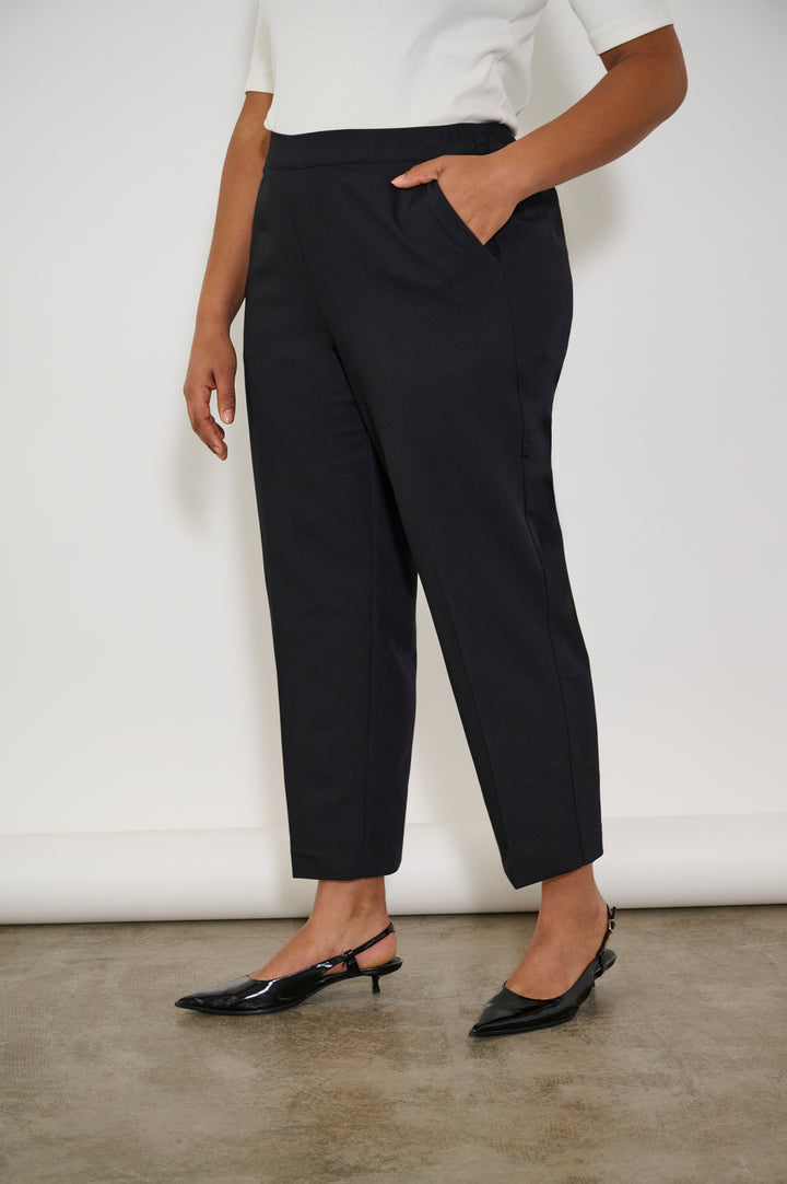 Zwarte Cropped Broek Met Rechte Pijp