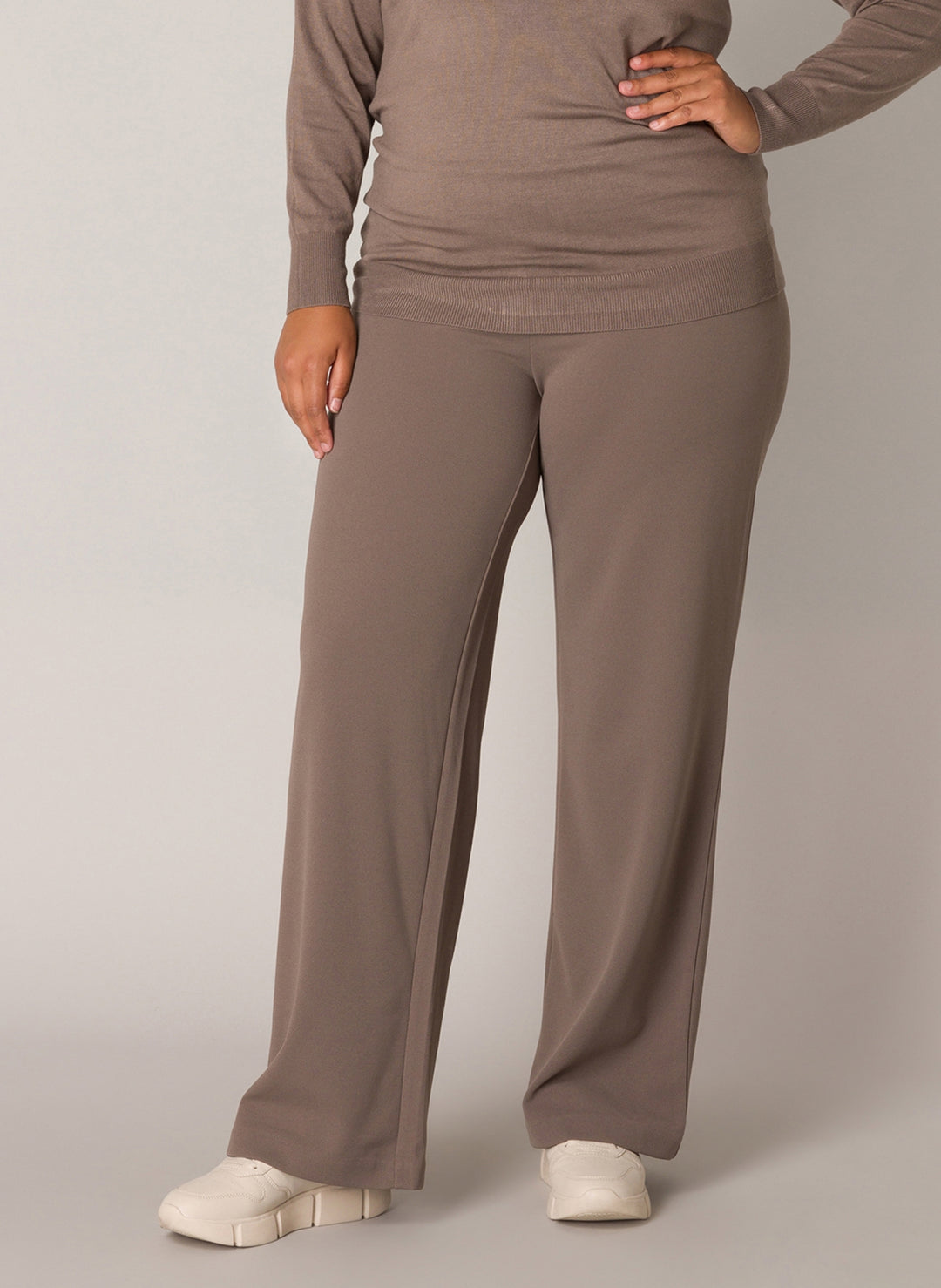 taupe wijde broek met een elastische tailleband - base level curvy - - grote maten - dameskleding - kledingwinkel - herent - leuven