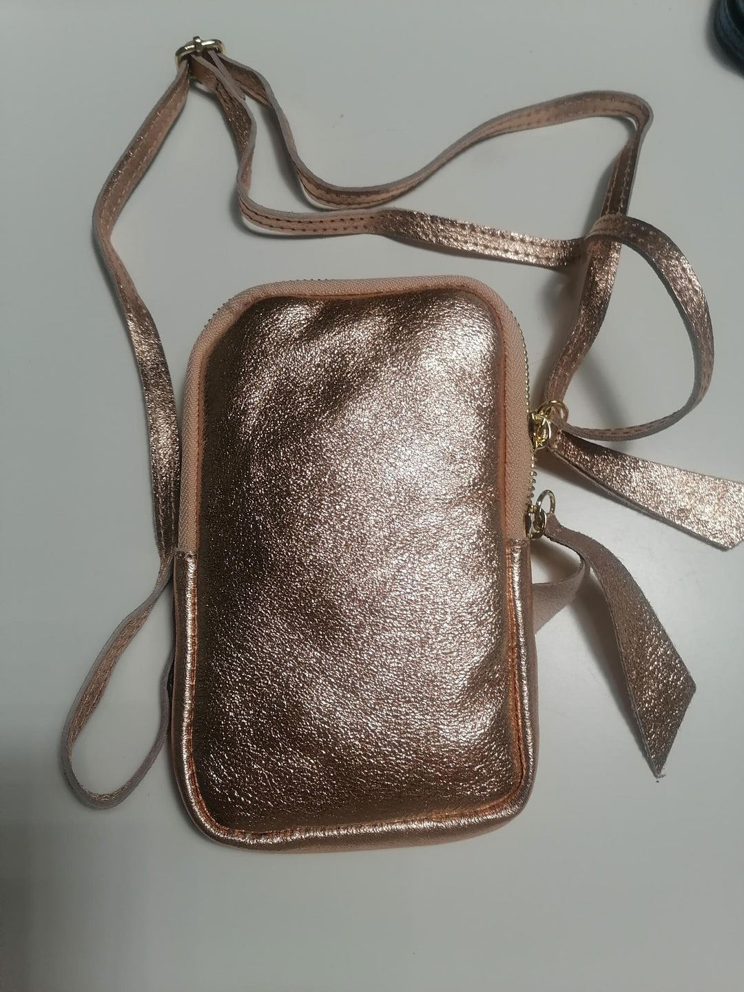 Mini goudroze metallic crossbody tas van leder - axent - ITA003-shiny-goudroze - grote maten - dameskleding - kledingwinkel - herent - leuven