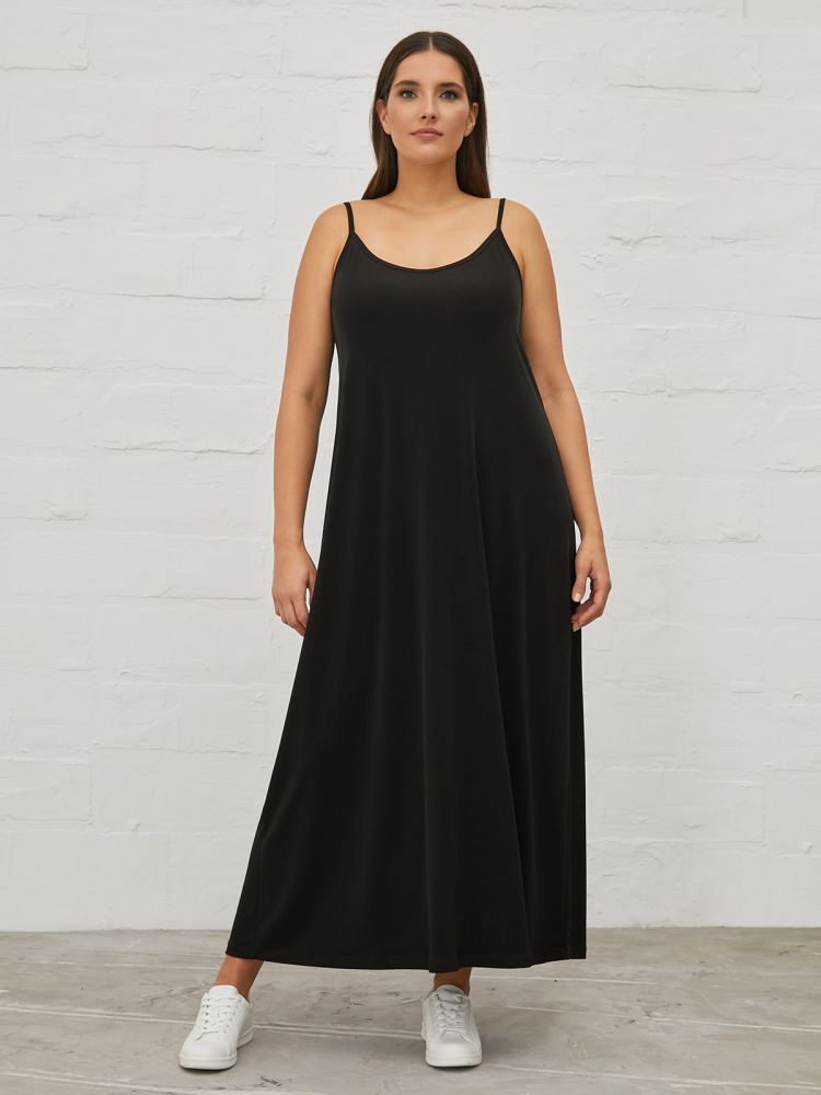 zwarte lange jurk - mat fashion - 0000.7504.D - black - grote maten - dameskleding - kledingwinkel - herent - leuven