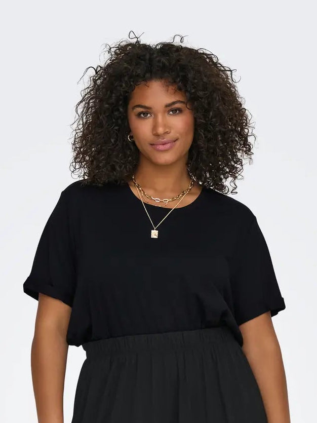 Black basic t-shirt with round neck
