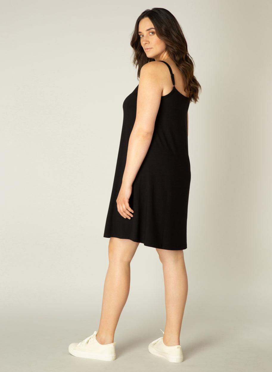 zwarte A-lijn jurk in een zachte tricot viscose mix - base level curvy - - grote maten - dameskleding - kledingwinkel - herent - leuven