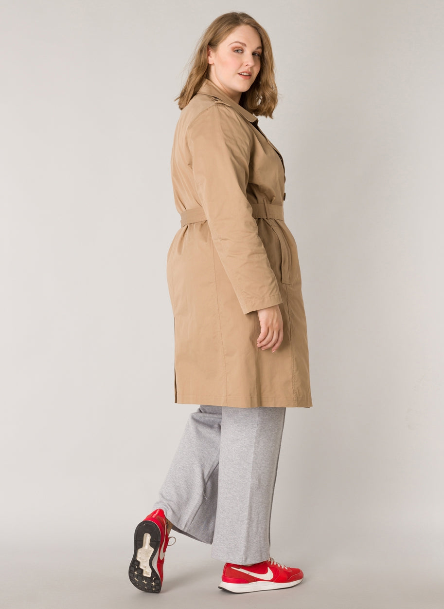 camel trenchcoat - yesta - a003618 - grote maten - dameskleding - kledingwinkel - herent - leuven