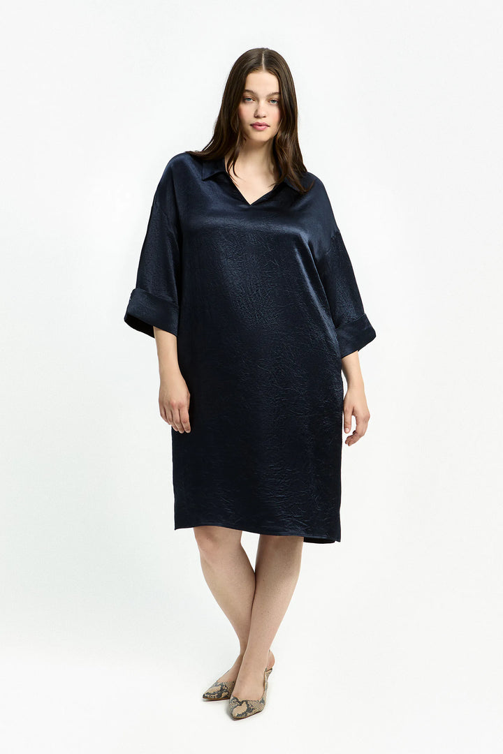 Diepblauwe jurk in glanzende crinkle-stof