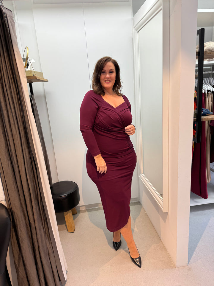 bordeaux jurk met asymmetrische snit en v-hals