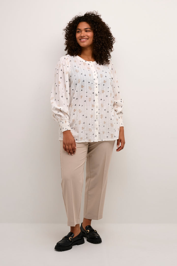 ecru blouse met fijne print - kaffe curve - - grote maten - dameskleding - kledingwinkel - herent - leuven