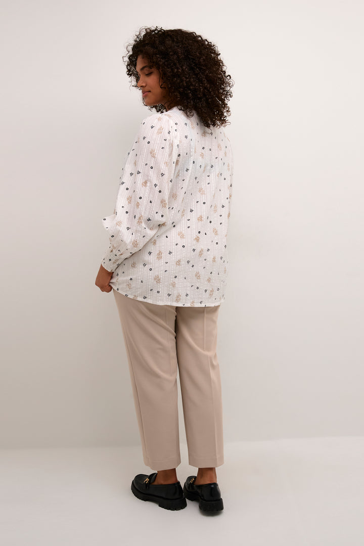 ecru blouse met fijne print - kaffe curve - - grote maten - dameskleding - kledingwinkel - herent - leuven
