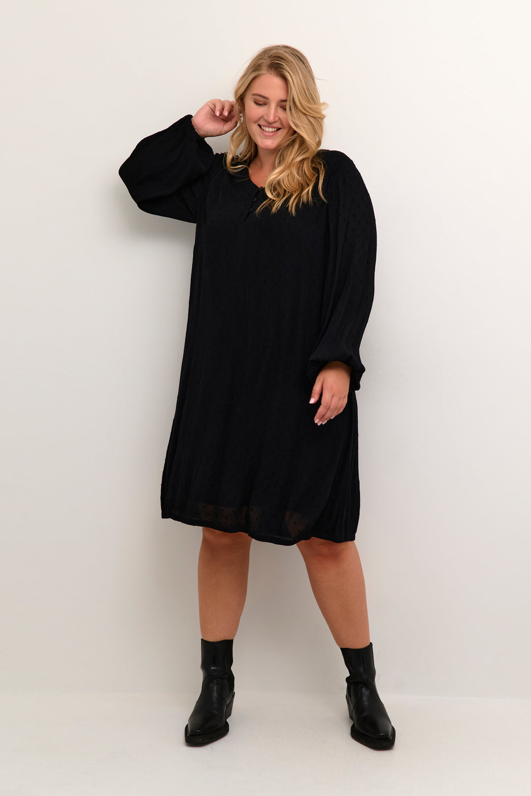 zwarte jurk met toon op toon print - kaffe curve - - grote maten - dameskleding - kledingwinkel - herent - leuven