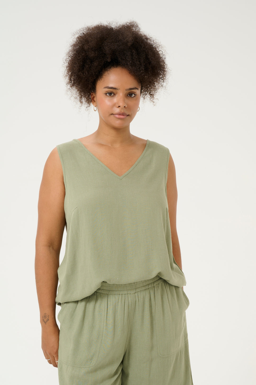 luchtige linnen viscose top in oil green