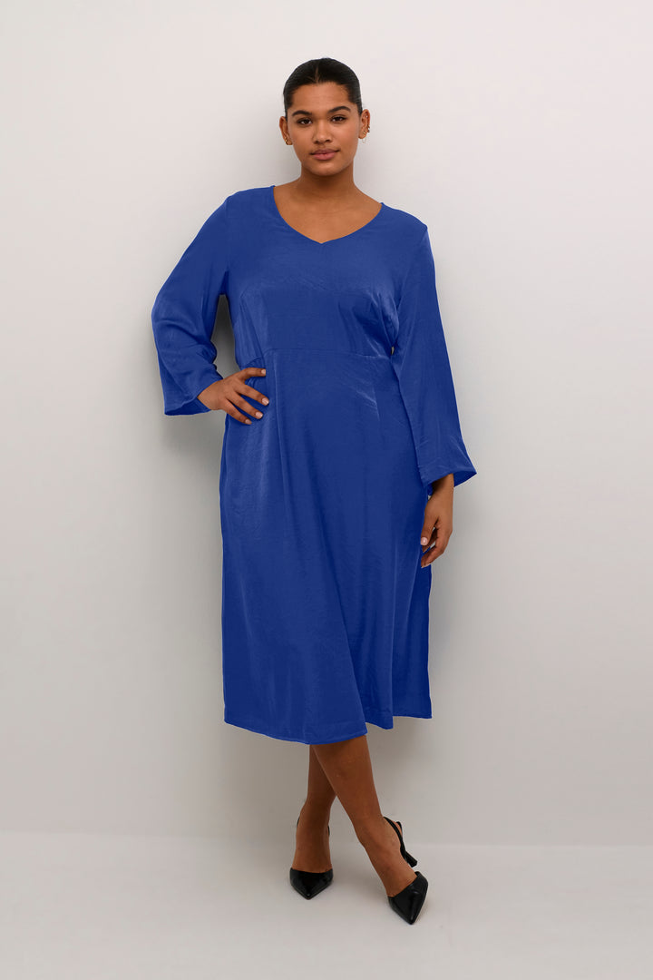 Elegante Jurk Met V-Hals In Beacon Blue | Grote Maten Mode bij Axent