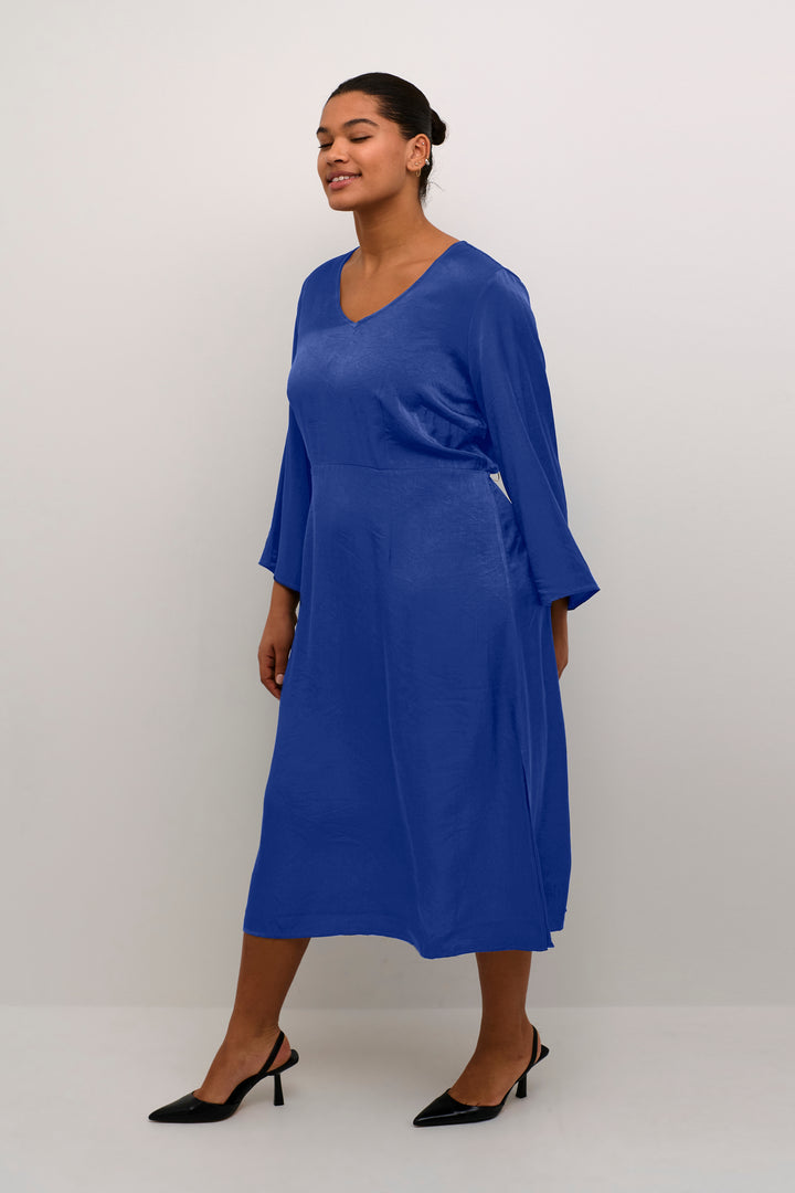 Elegante Jurk Met V-Hals In Beacon Blue | Grote Maten Mode bij Axent