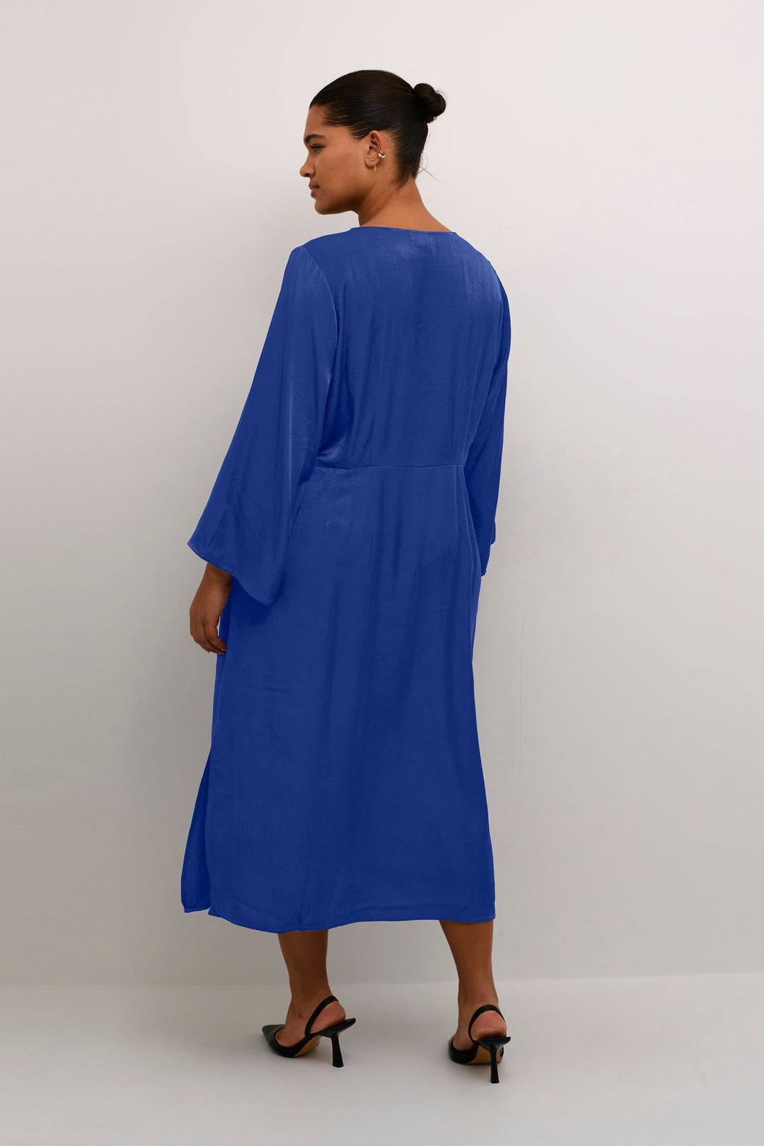 Elegante Jurk Met V-Hals In Beacon Blue | Grote Maten Mode bij Axent