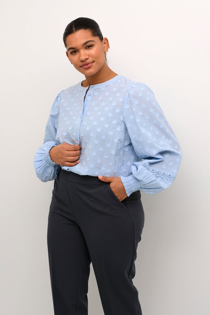 Lichtblauwe Blouse Met Stijlvolle Details | Grote Maten Mode bij Axent