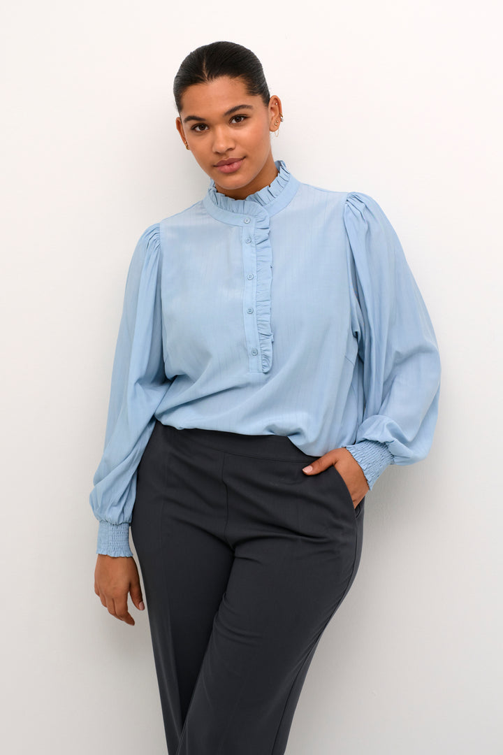 romantische blouse in celestial blue