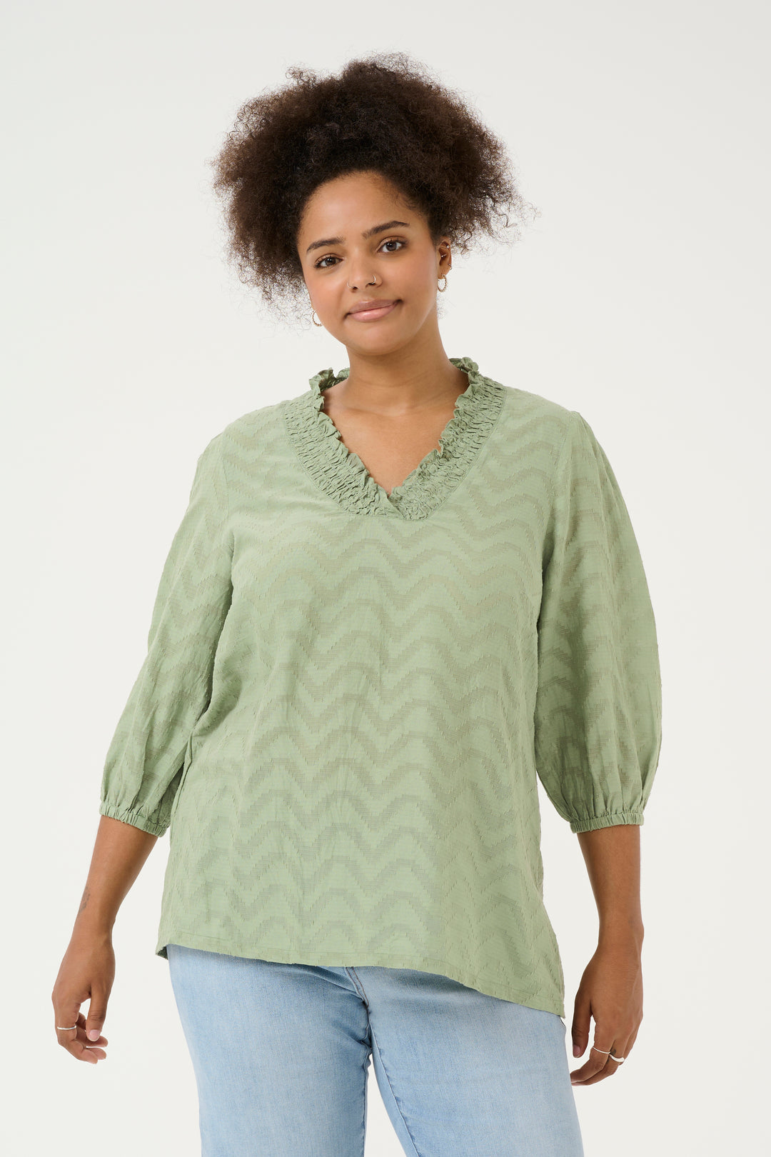 luchtige blouse met zigzagpatroon en ruches