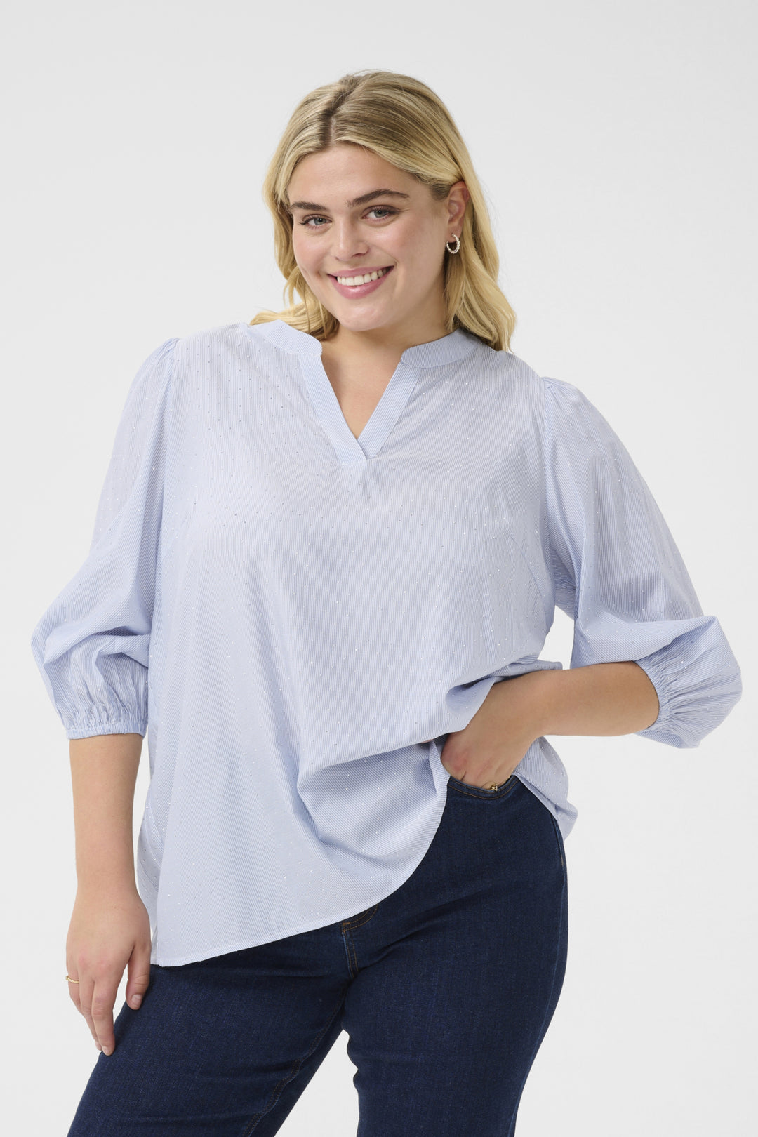 Lichtblauwe Blouse Met Strassdetails En Elegante Pasvorm | Grote Maten Mode bij Axent