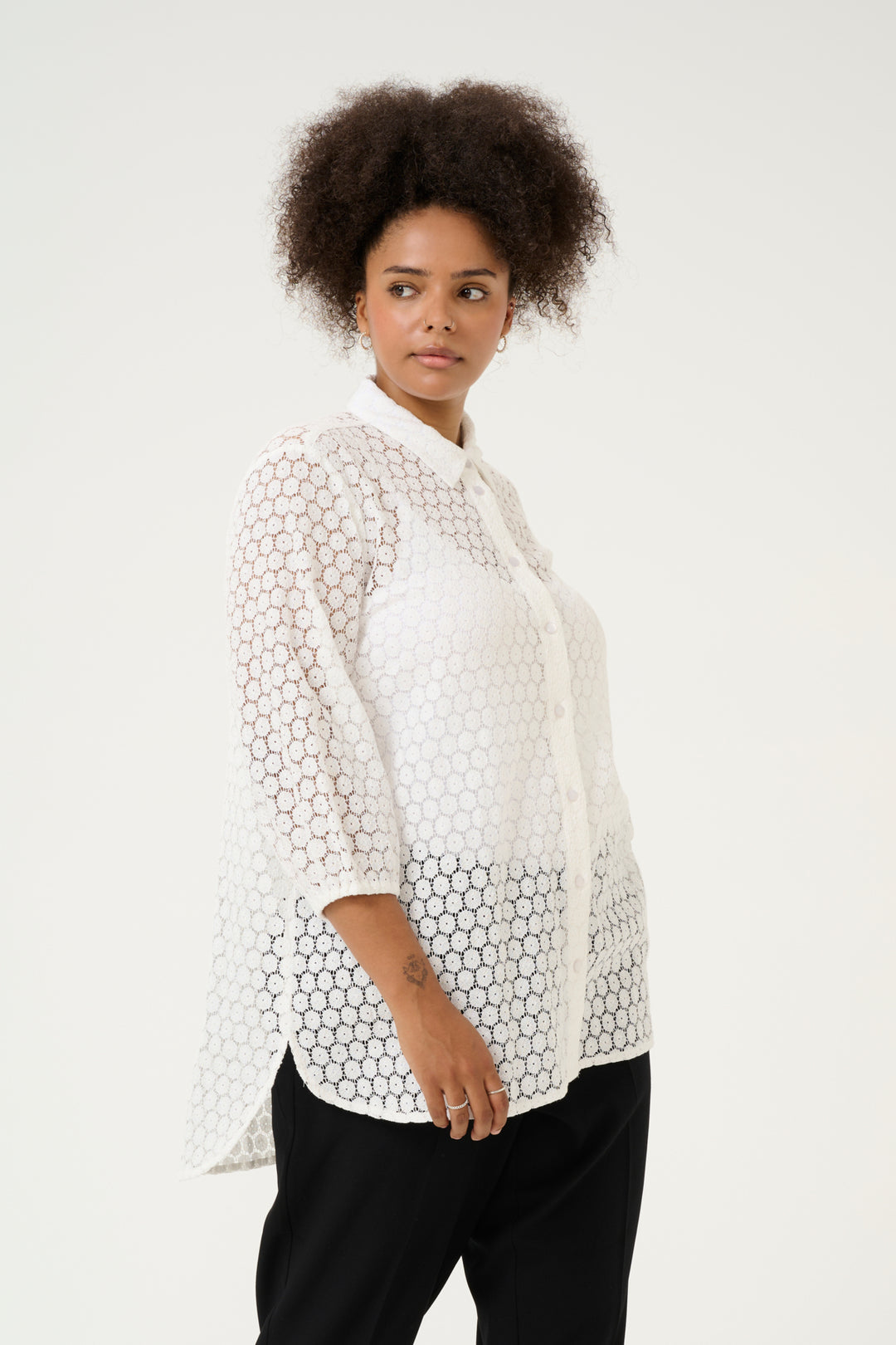 Witte Kanten Blouse Met Doorknoopsluiting En Klassieke Kraag | Grote Maten Mode bij Axent