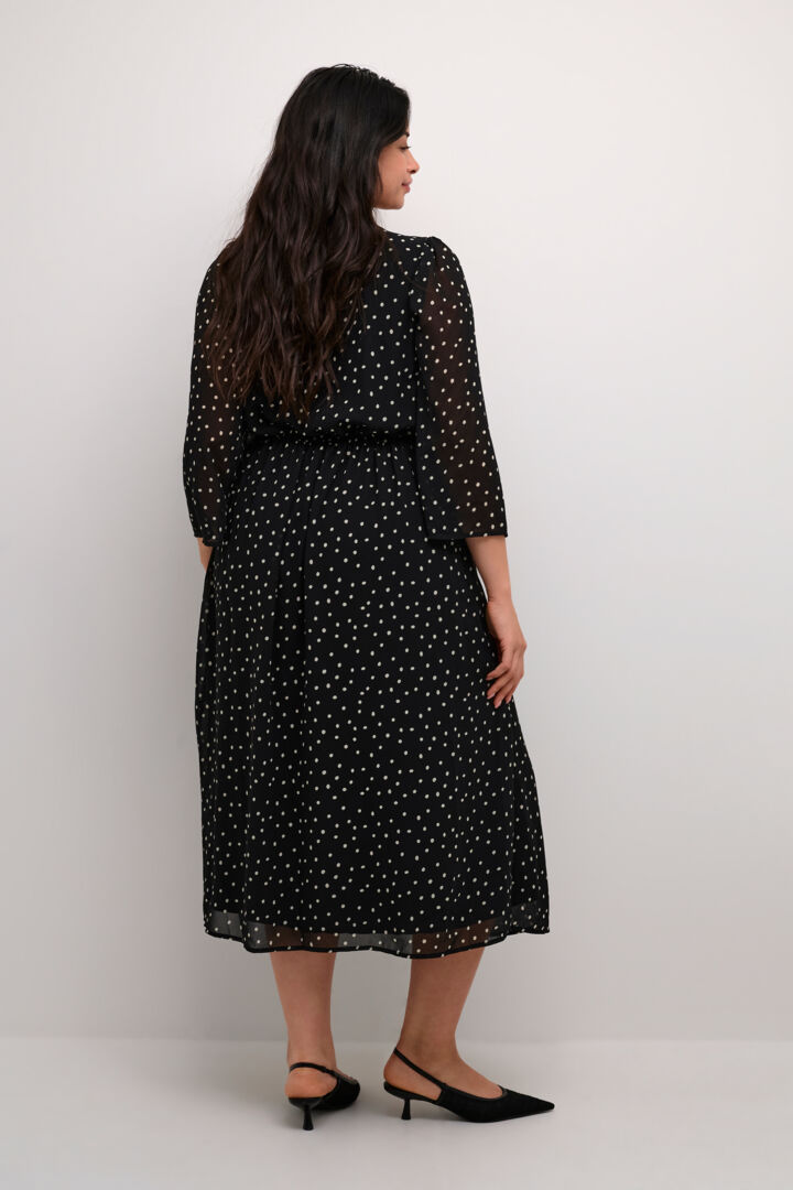 zwarte jurk met polkadots