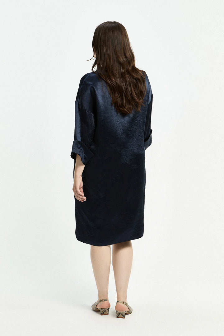 Diepblauwe jurk in glanzende crinkle-stof