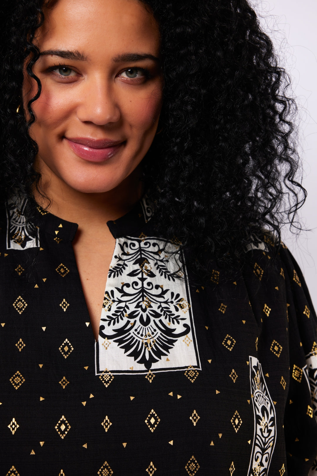 Schwarz-goldene Bluse mit Druckmuster