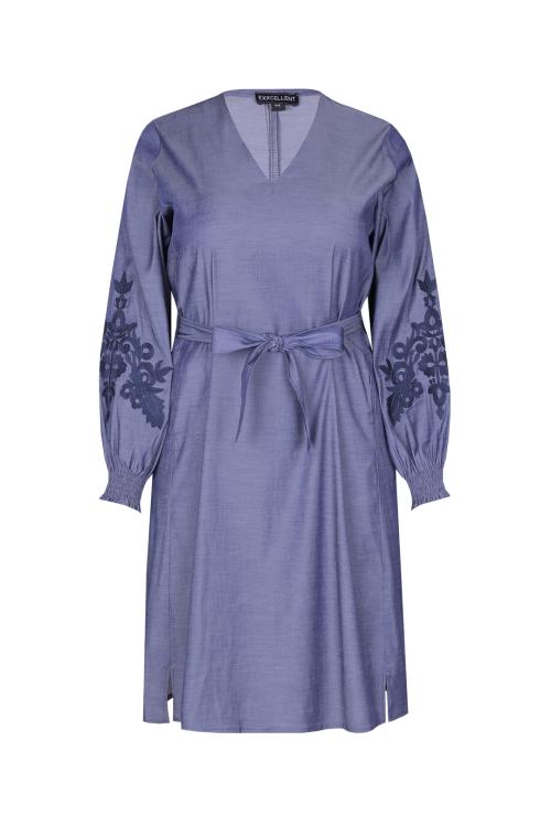 Blaues Kleid mit bestickten Ärmeln