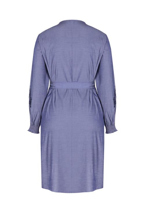 Blaues Kleid mit bestickten Ärmeln