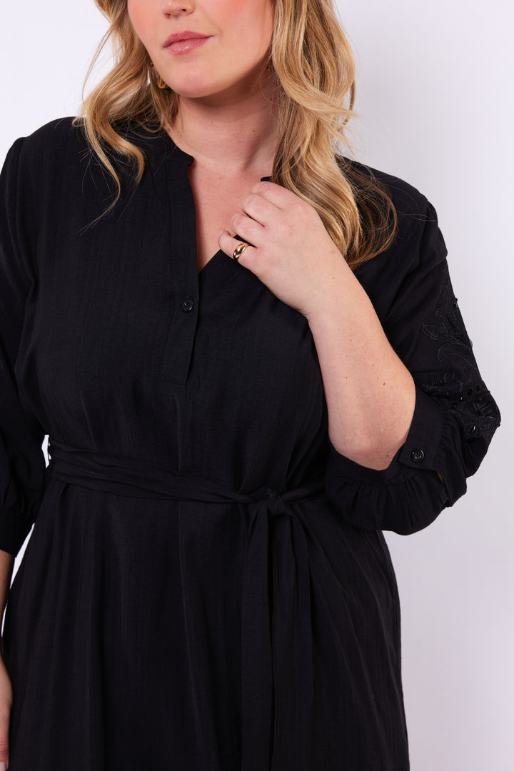 Zwarte Jurk Met Ceintuur