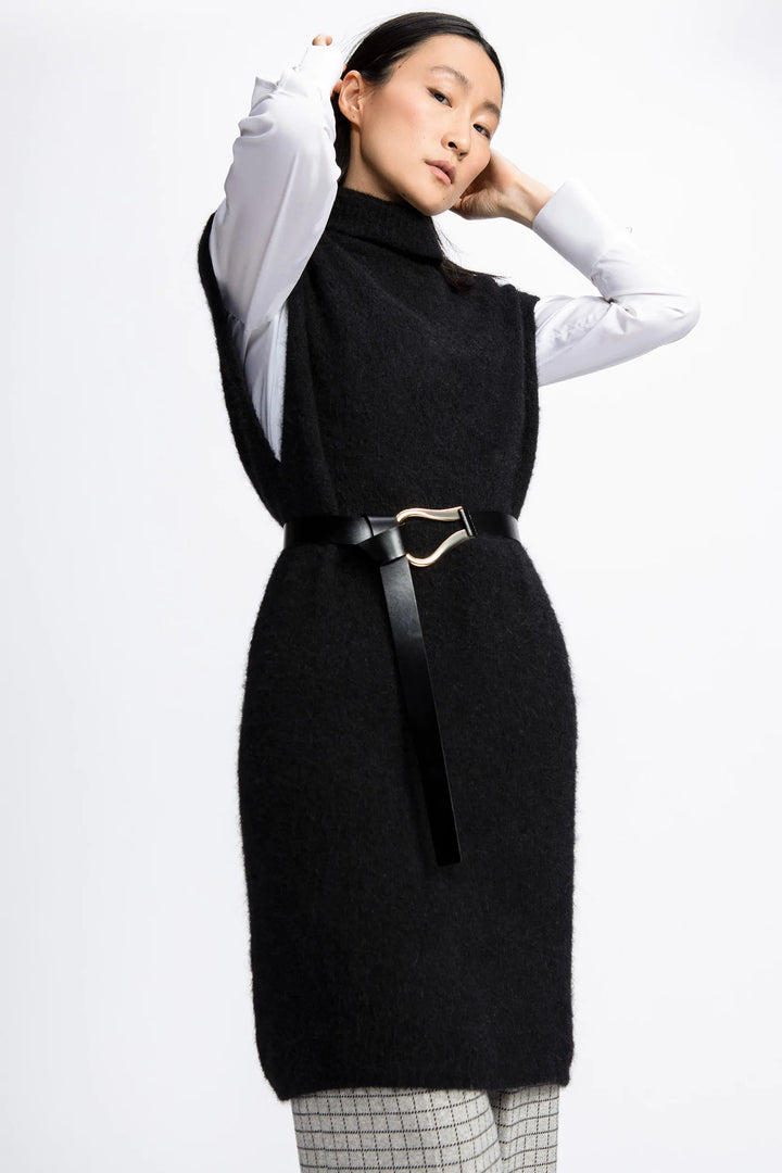 black sleeveless dress 