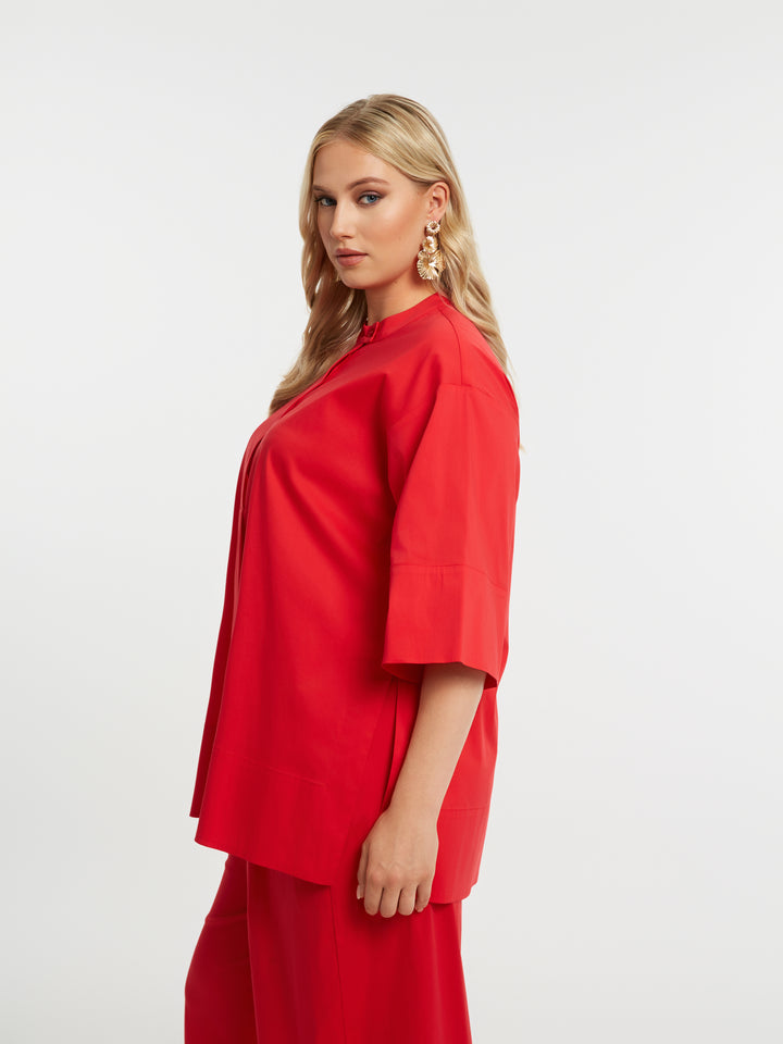 Rode Blouse Met Hoge Split