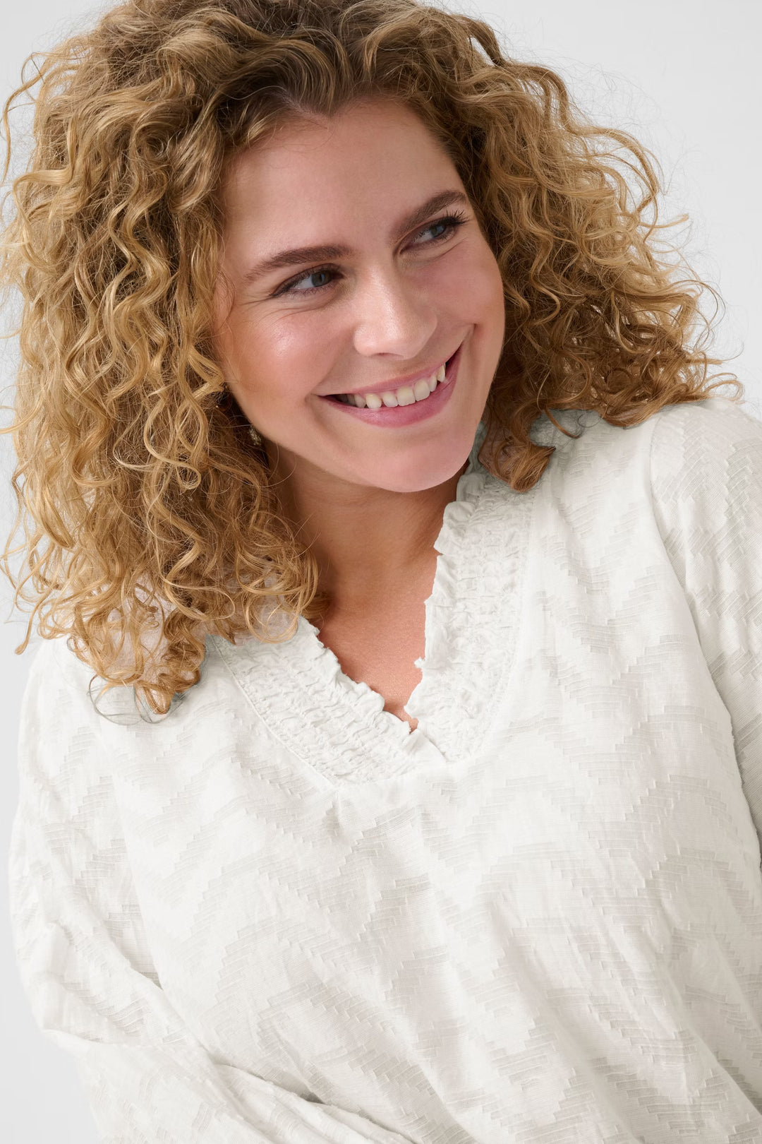 Luftige Bluse mit Zickzack-Muster und Rüschen