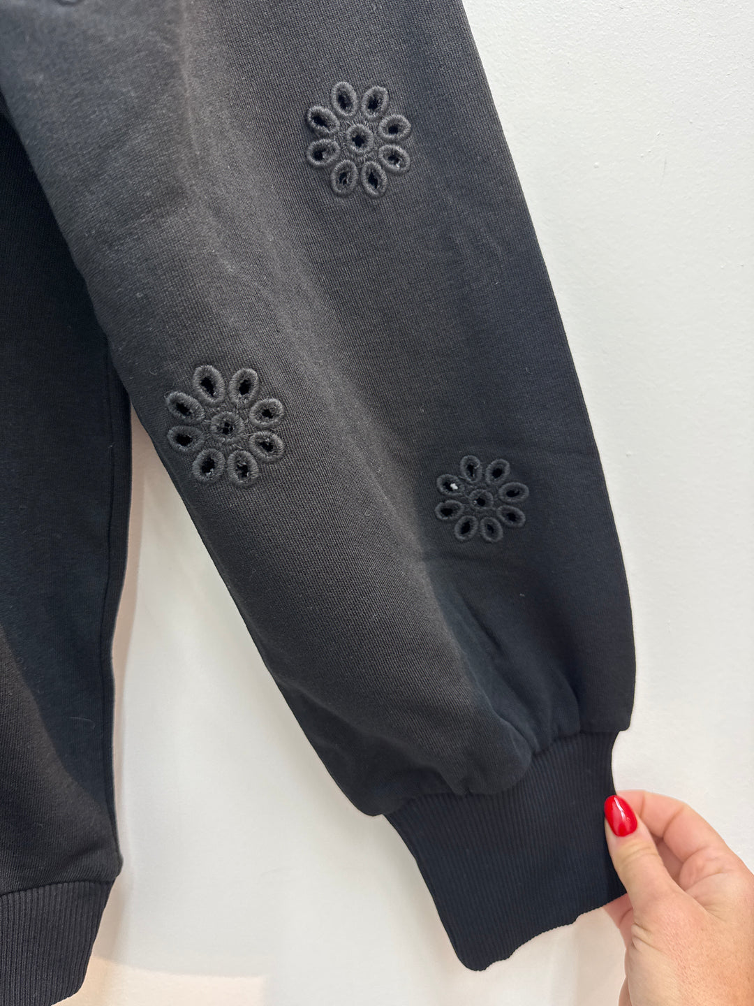 zwarte trui met broderiemouwen
