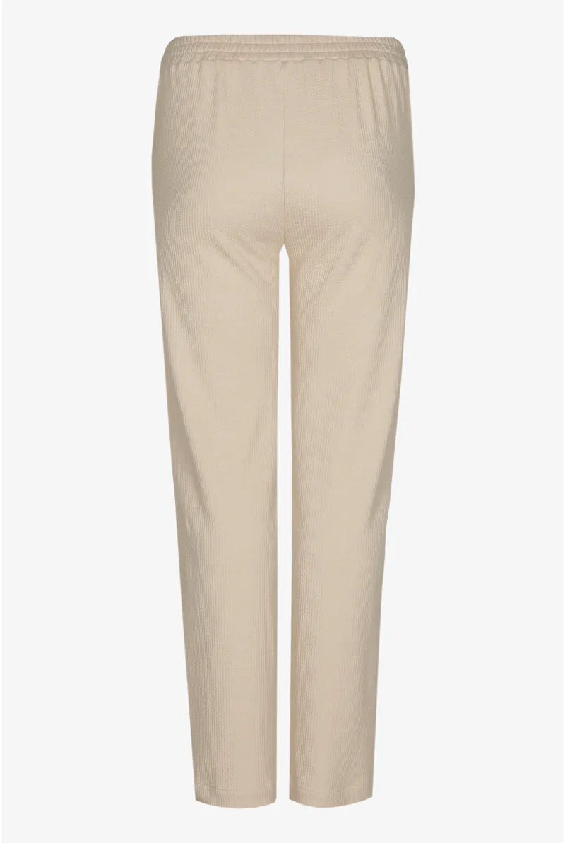 Broek in structuur stof