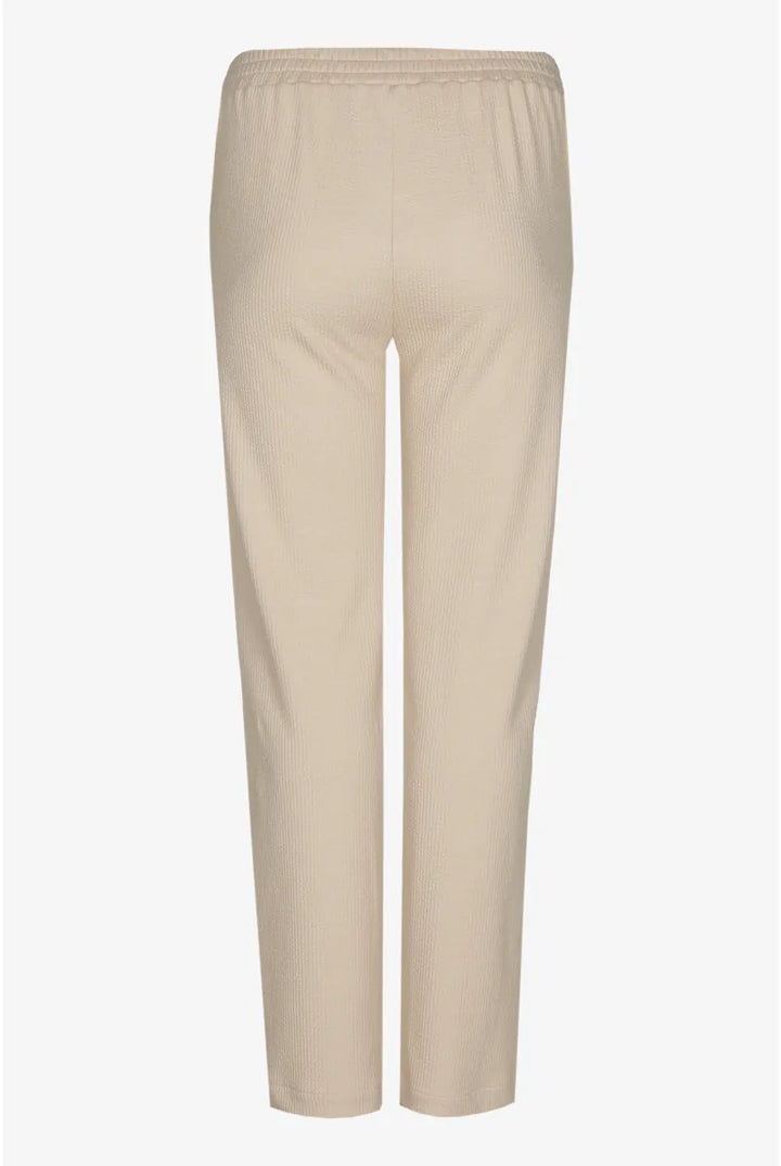 Broek in structuur stof