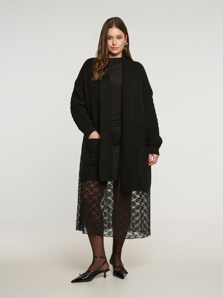 Stylischer langer schwarzer Strickcardigan mit Spitze