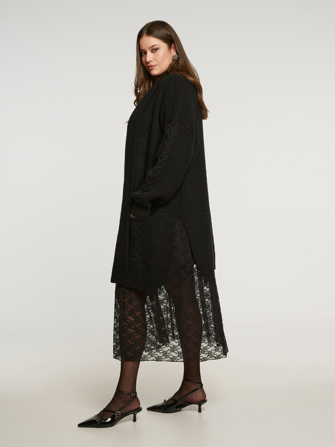 Stylischer langer schwarzer Strickcardigan mit Spitze