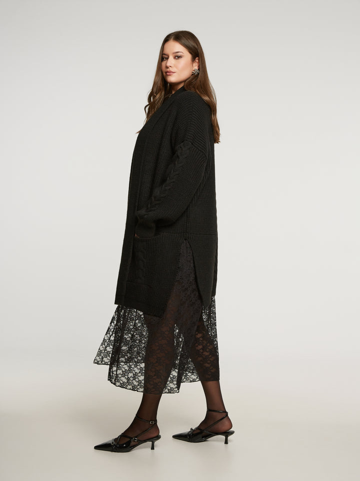 Stylischer langer schwarzer Strickcardigan mit Spitze