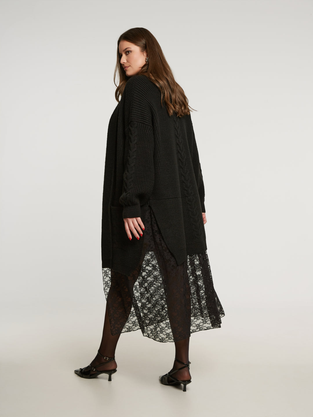 Stylischer langer schwarzer Strickcardigan mit Spitze