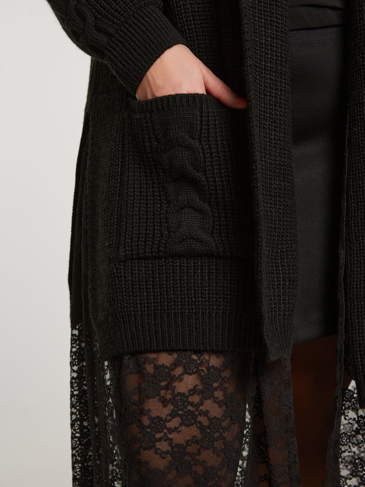 Stylischer langer schwarzer Strickcardigan mit Spitze