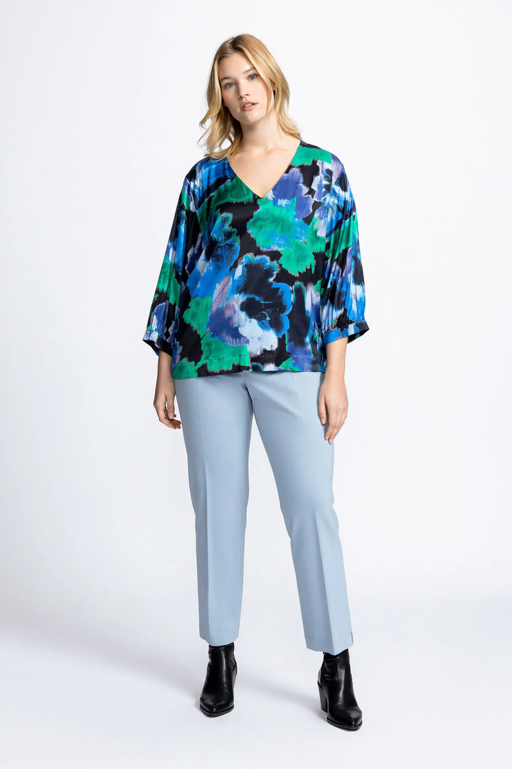 satijnen blouse met mooie print-xandres-HOLOS-blauw