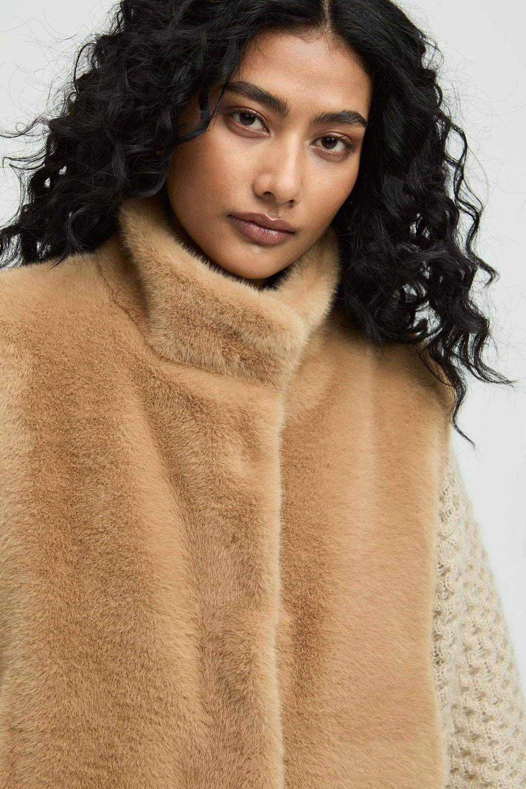 Stylischer Bomber-Bodywarmer in Kamel