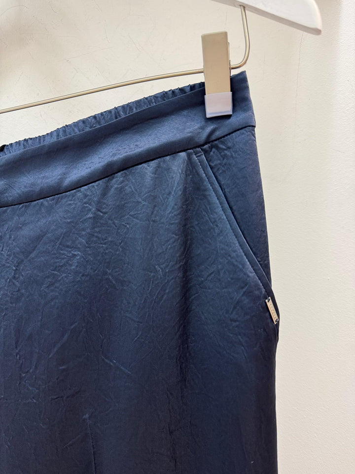 Diepblauwe broek in glanzende crinkle-stof