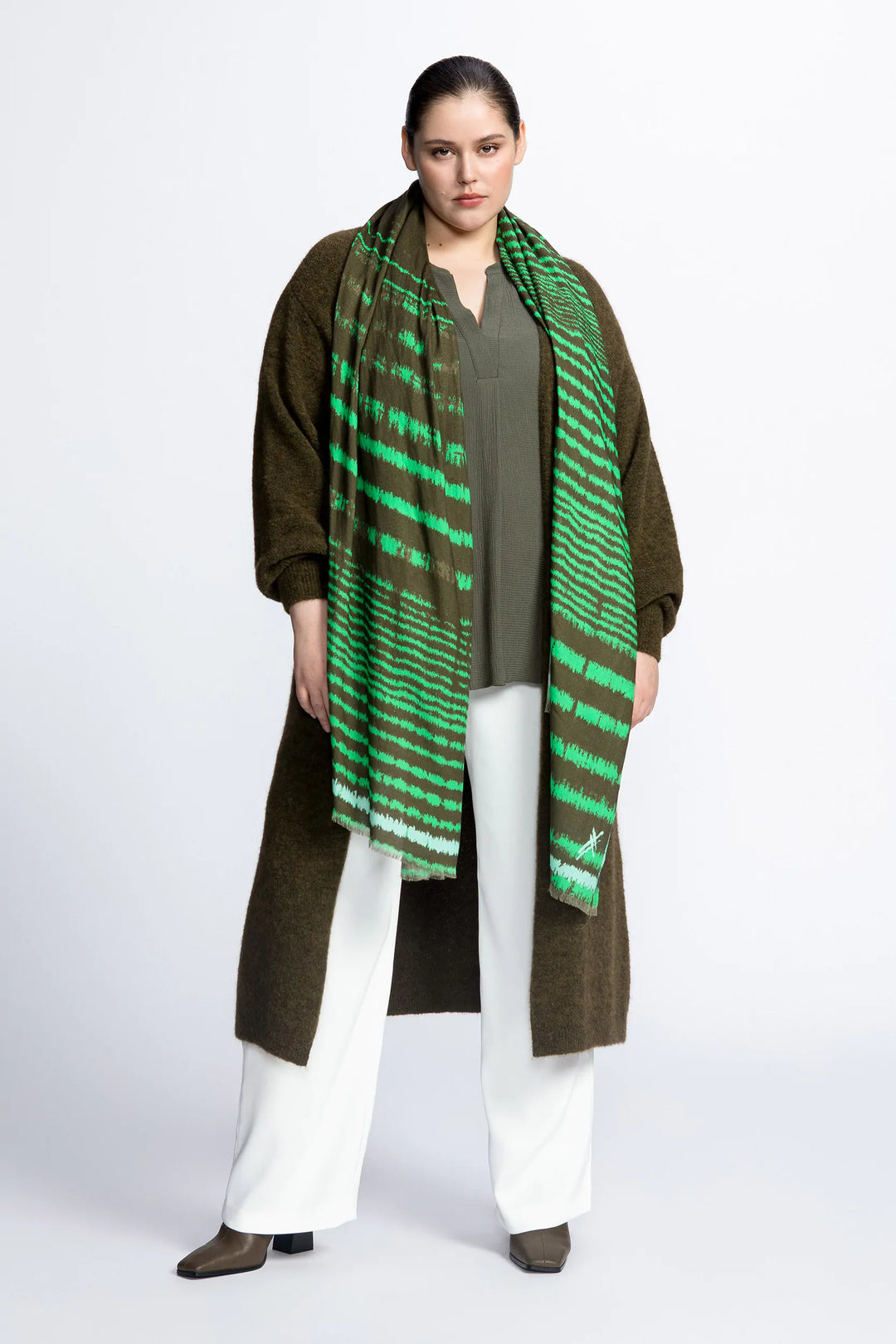 sjaal van zacht modal-xandres-fine-line-scarf-groen
