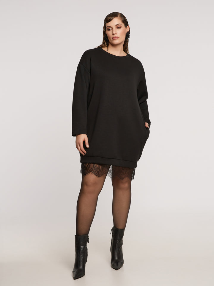 schwarzes Pulloverkleid mit Spitzensaum 