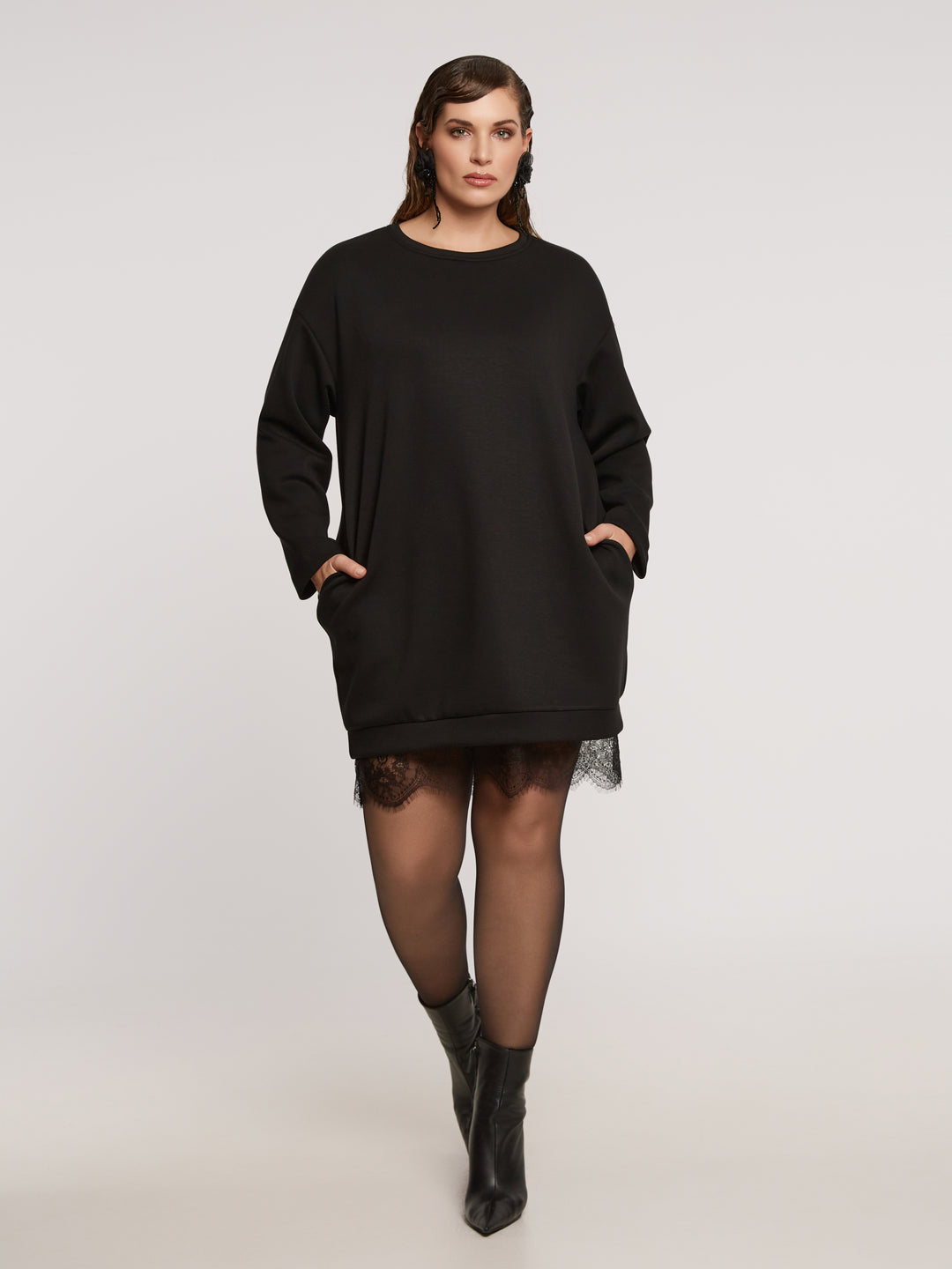 schwarzes Pulloverkleid mit Spitzensaum 