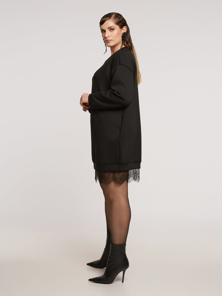 schwarzes Pulloverkleid mit Spitzensaum 