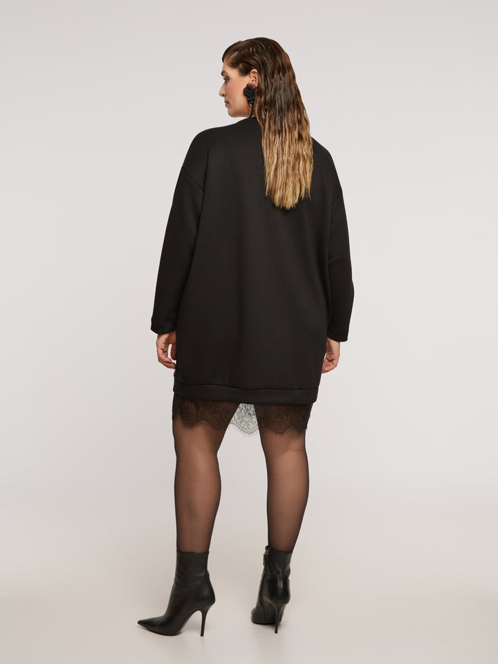 schwarzes Pulloverkleid mit Spitzensaum 