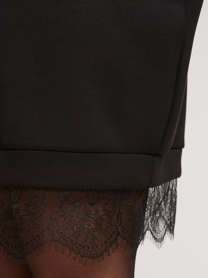 schwarzes Pulloverkleid mit Spitzensaum 