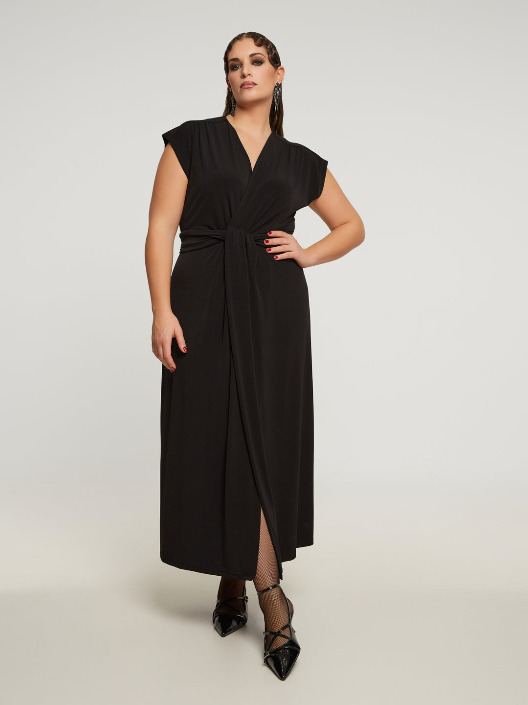 Schwarzes Maxikleid mit Knopfdetail