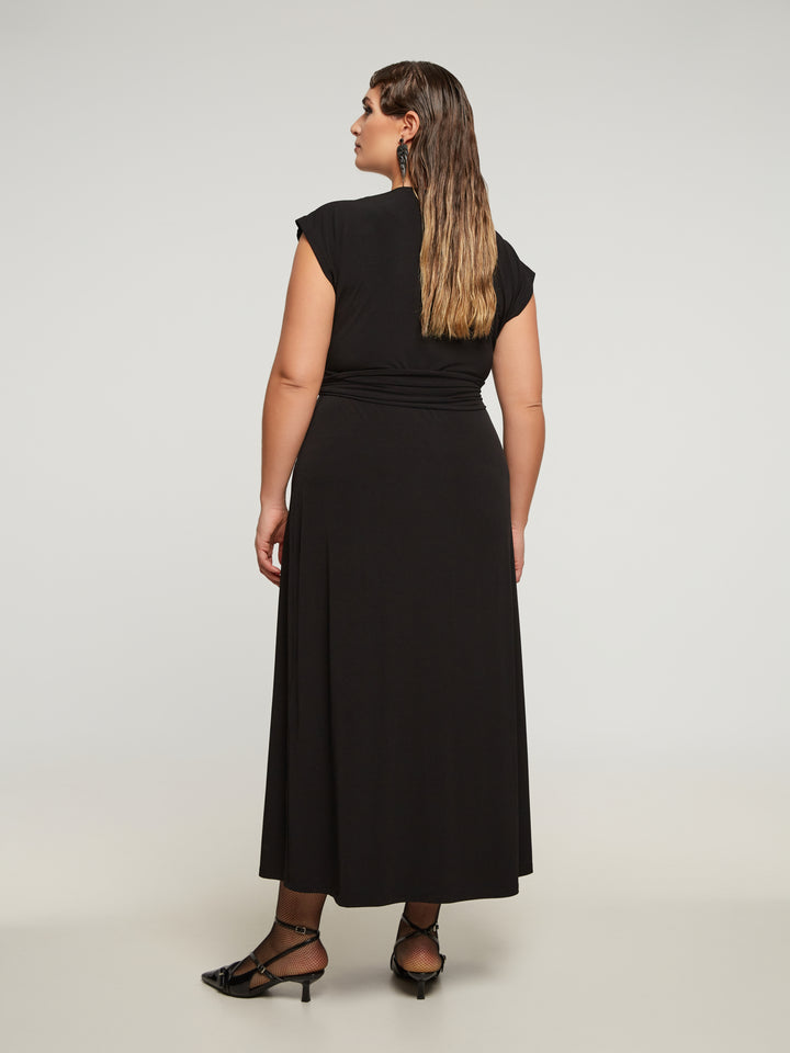 Schwarzes Maxikleid mit Knopfdetail