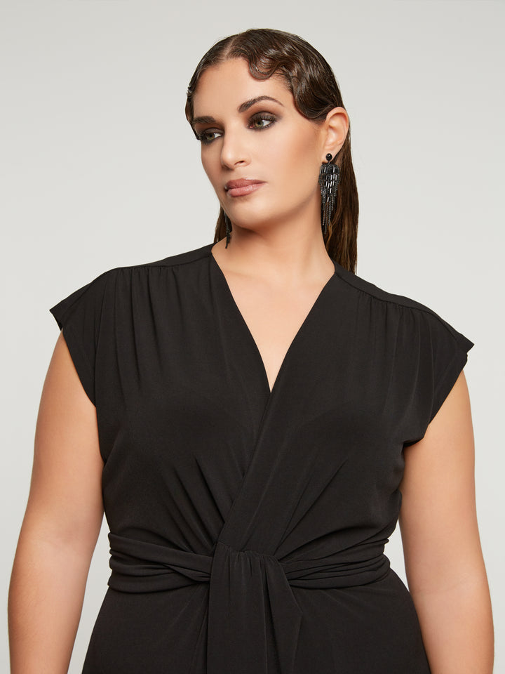 Schwarzes Maxikleid mit Knopfdetail